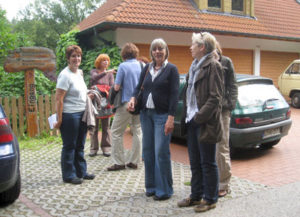 Vor dem Eingang der Blütenwelt Keilholz, einige Forumsmitglieder