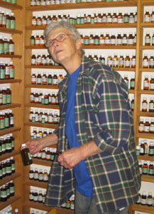 Frau Keilholz vor den Regalen mit den Blütenkonzentraten